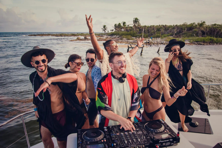 Dj_evening_beat_half-day_private_yacht_party_in_Cancun_Events_on_board_