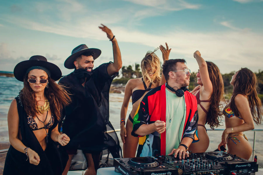 Dj_evening_beat_half-day_private_yacht_party_in_Cancun_Events_on_board_