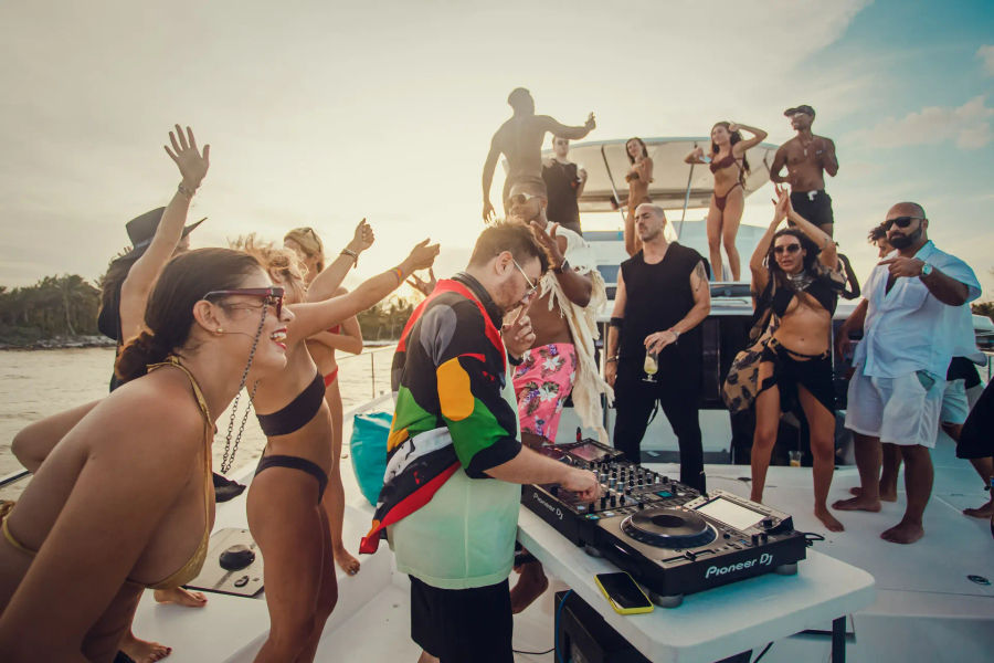 Dj_evening_beat_half-day_private_yacht_party_in_Cancun_Events_on_board_