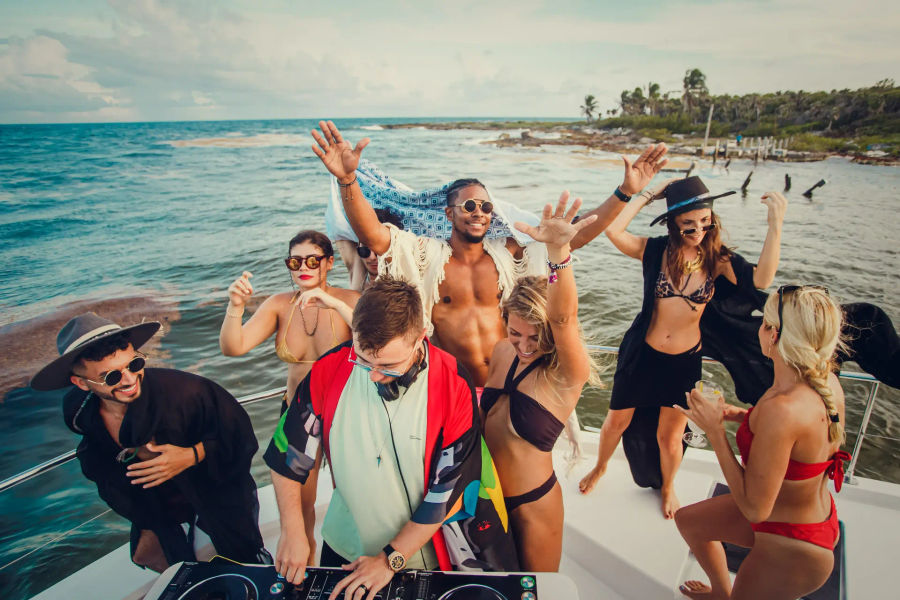 Dj_evening_beat_half-day_private_yacht_party_in_Riviera_Maya_Events_on_board_