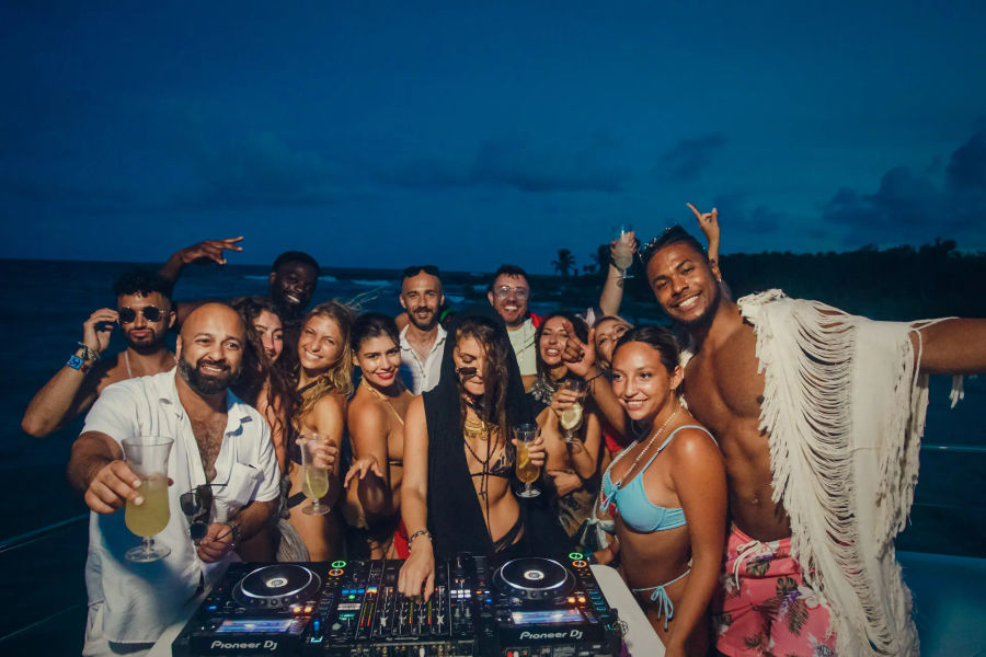 Dj_evening_beat_half-day_private_yacht_party_in_Cancun_Events_on_board_