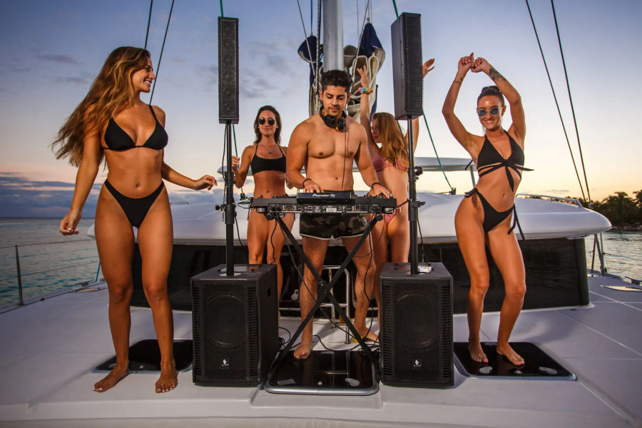 Dj_evening_beat_half-day_private_yacht_party_in_Cancun_Events_on_board_