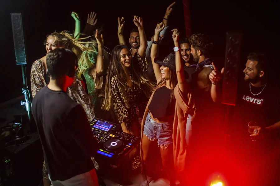 Dj_evening_beat_half-day_private_yacht_party_in_Cancun_Events_on_board_